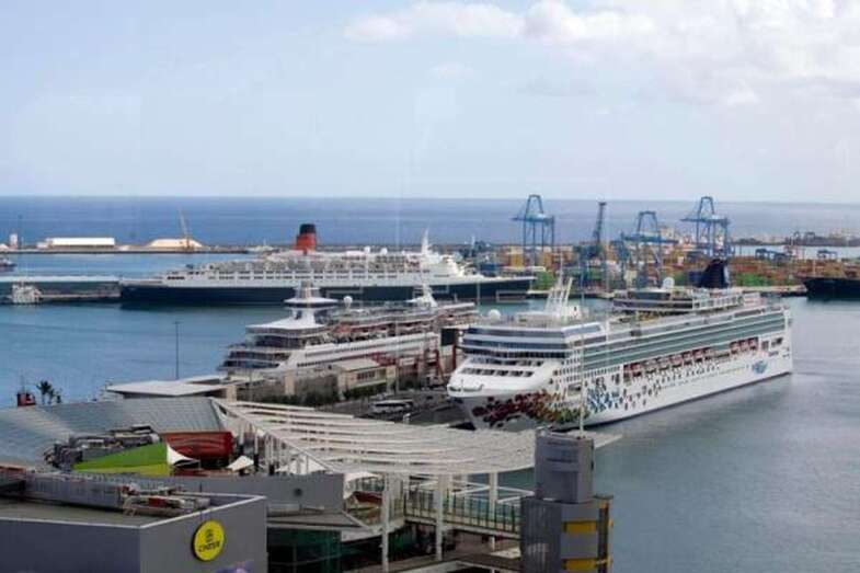 Imagen de archivo de los cruceros de lujo Queen Elizabeth (i), Norwegian Gem (d) y Thomson Destiny haciendo escala en el Puerto de Las Palmas / EFE José Carlos Guerra